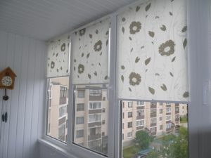 Установка рулонных штор на пластиковые окна в Мурино